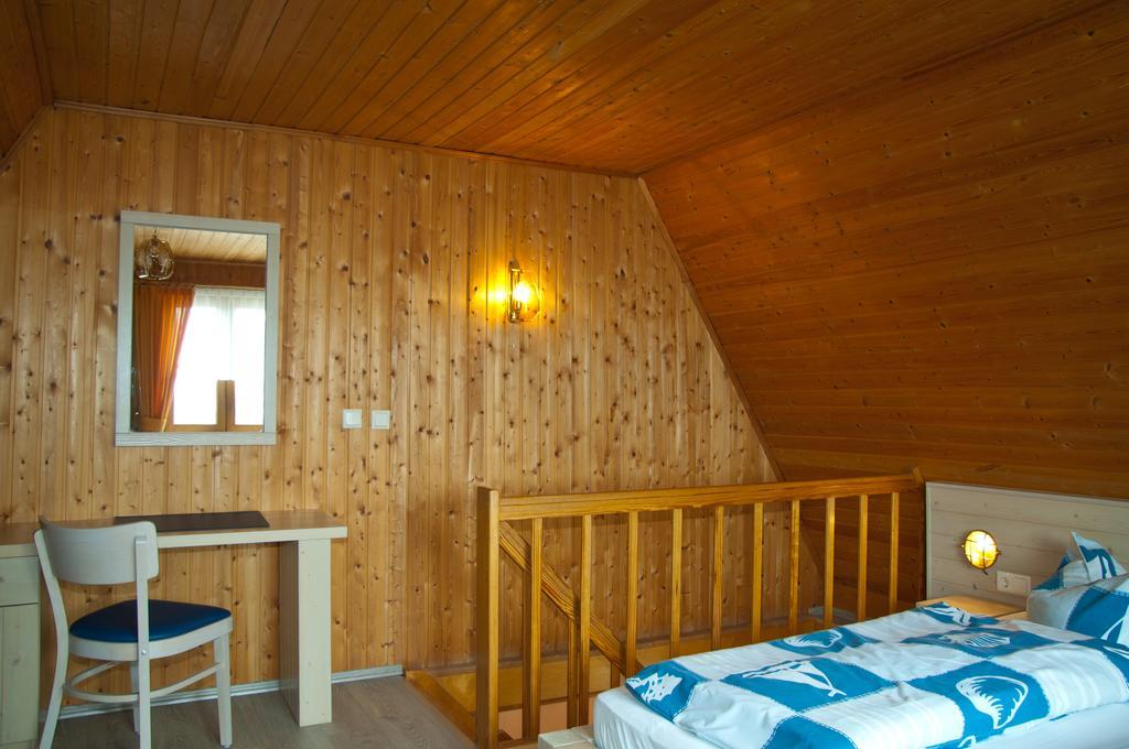Ferien Unterm Reetdach In Gohren Hotel Goehren  Exterior photo